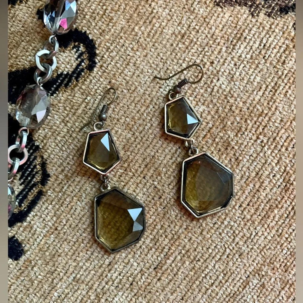 BEAUTIFUL SHADES OF TOPAZ NECKLACE & EARRINGS. MEASURES APPROX 20” L. STUNNING❤️